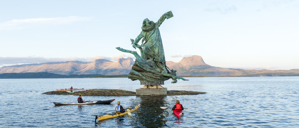 Kajakkpadlere foran statuen Petter på Skjæret