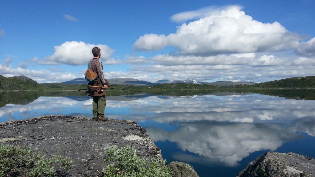 Fisker ved fiskevann i Saltfjellet