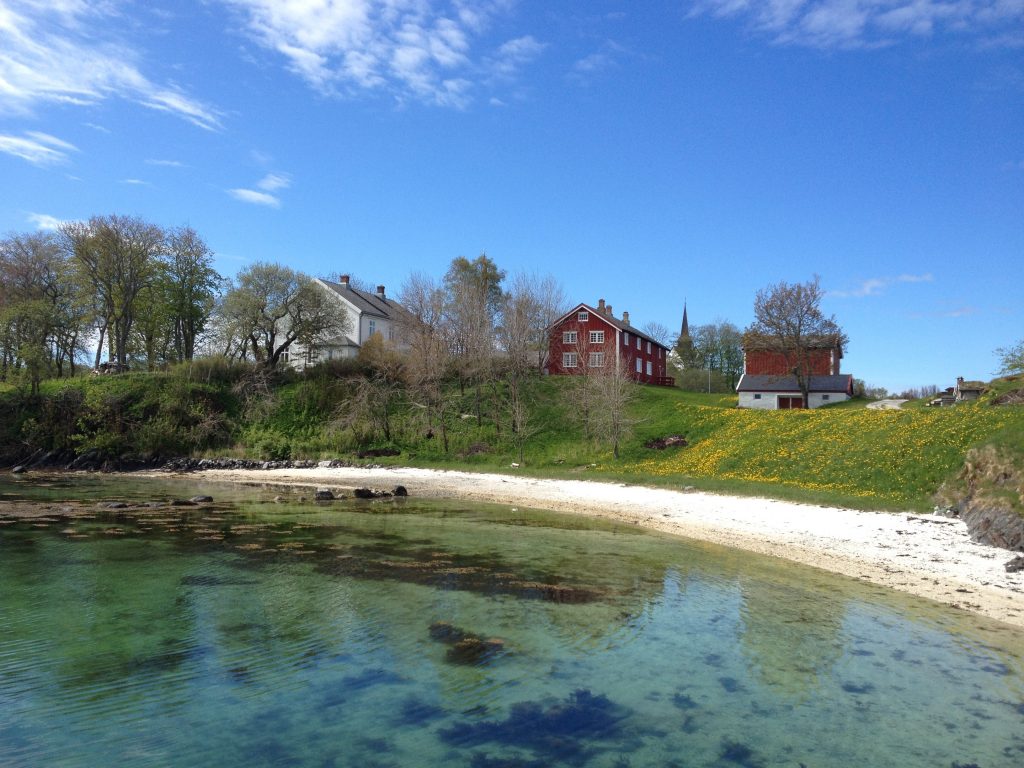 Herøy Prestegård, Helgeland Museum bygdesamling og middelalderkirke. Foto: Kim Astrup.