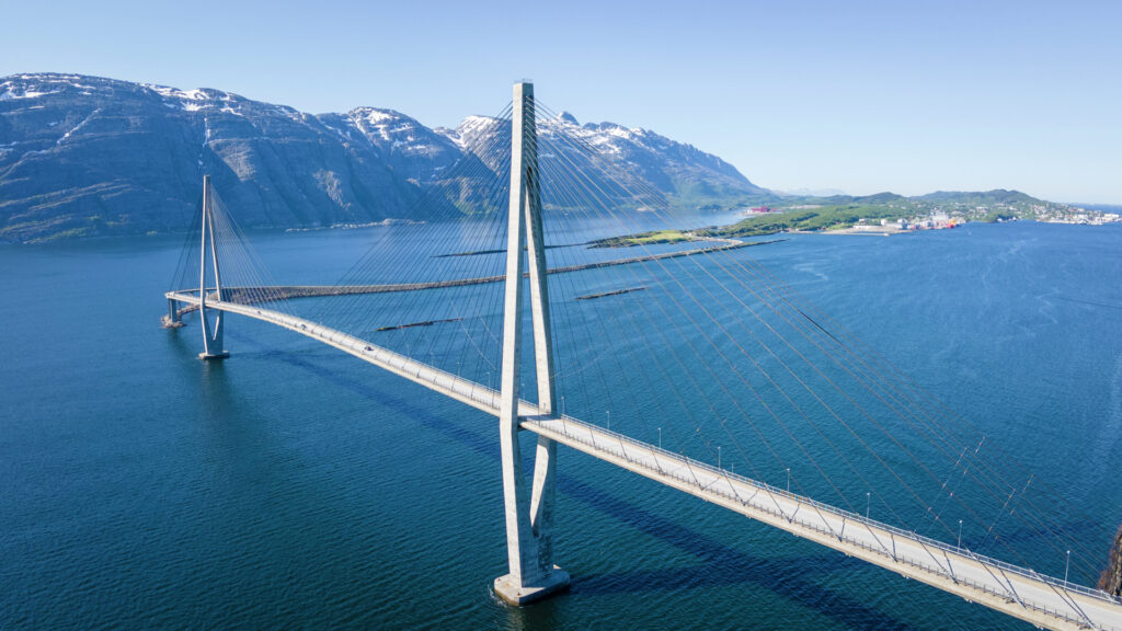 Helgelandsbrua sett fra lufta tidlig på dagen om sommeren