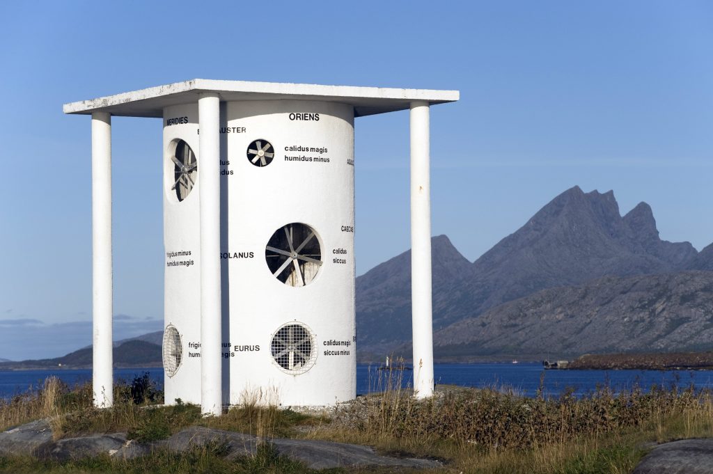 Hvit skulptur i sandnessjøen.