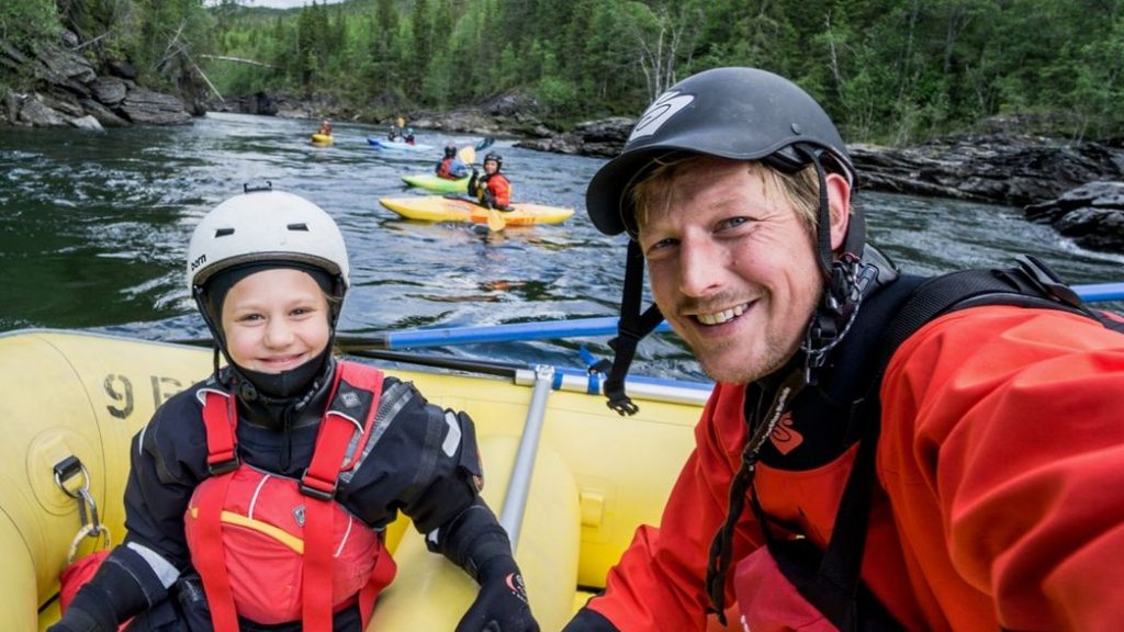 selfie av en mann og ei jente ,i en raftingbåt.