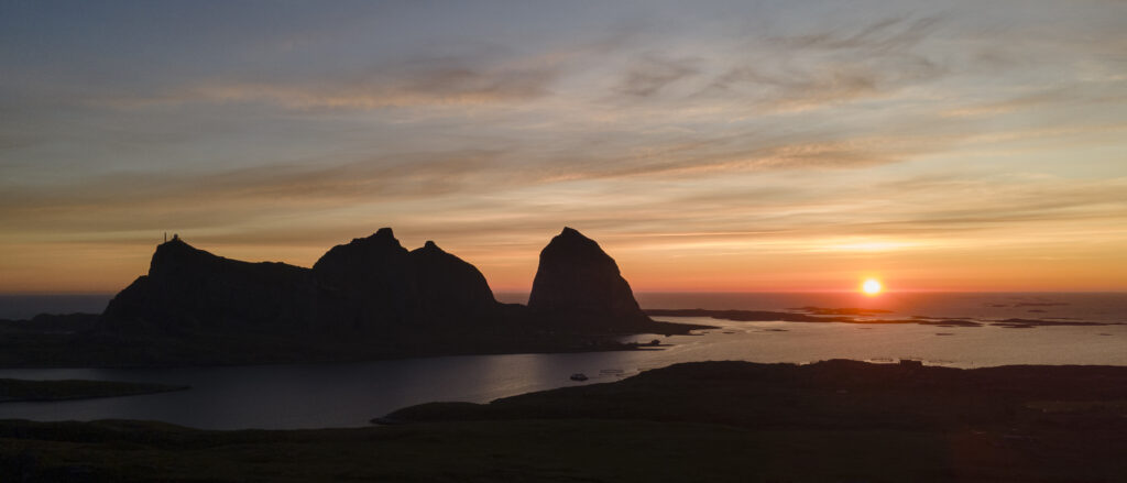 Midnattssola bak Trænfjellene sett fra Husøy