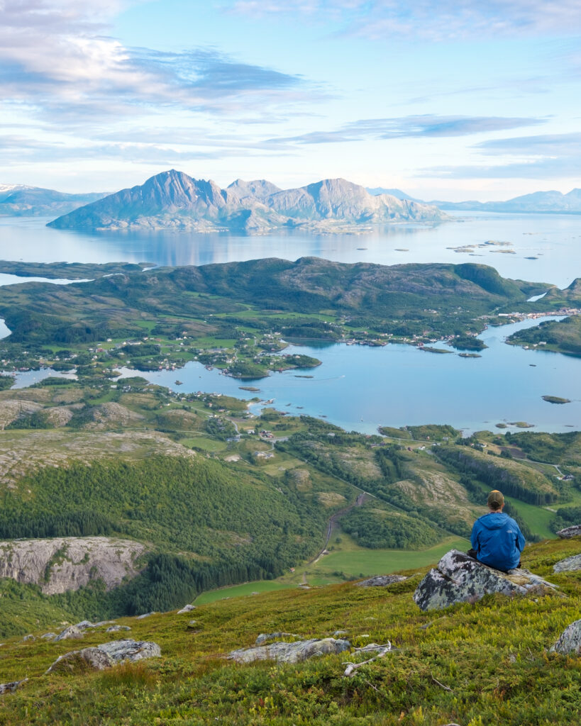 Turgåer nyter utsikten fra Lurøyfjellet