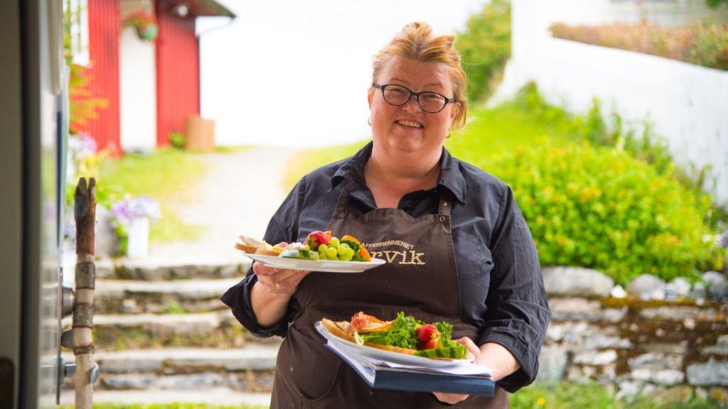 Hanne på Forvik bærer ut nydelig mat fra Naustloftet kafe.