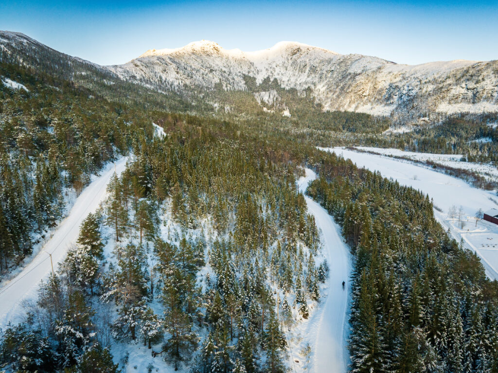 Langrennsløyper sett fra lufta en fin vinterdag