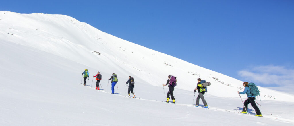 Gruppe med ungdommer på topptur på vinteren