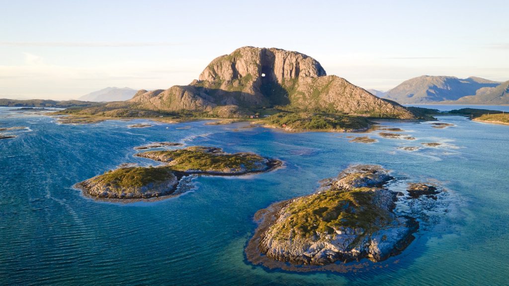 Torghatten i ved kystbyen Brønnøysund