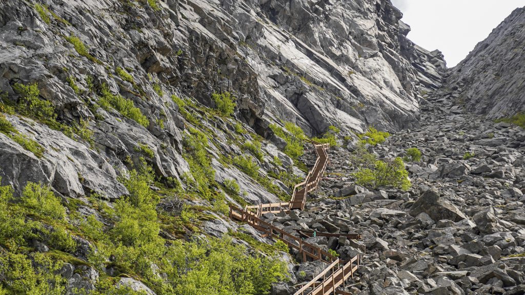 Vegatrappa sett nedenfra en sommerdag