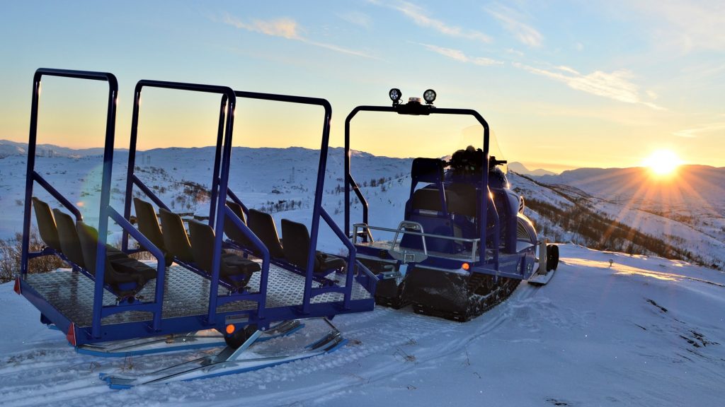 Alpebuss-vinter-Foto: Korgfjellet Fjellstue Alpebuss for frakt av gjester om vinteren i kveldssol