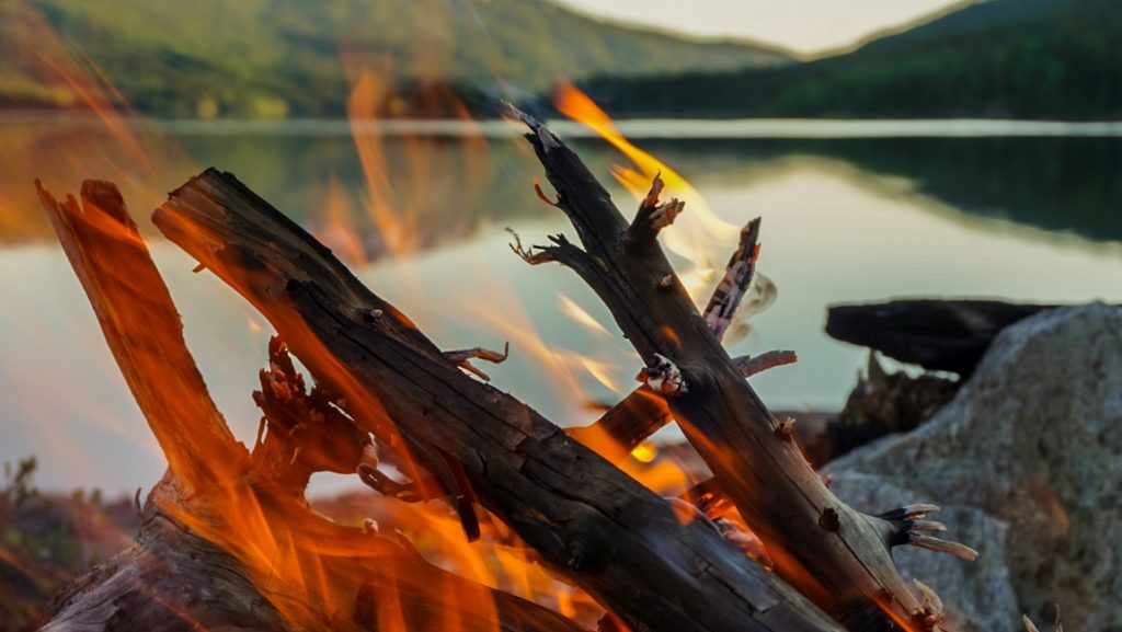 Bål-fiskevann-foto Robert Borge Flammer i bål foran fiskevann