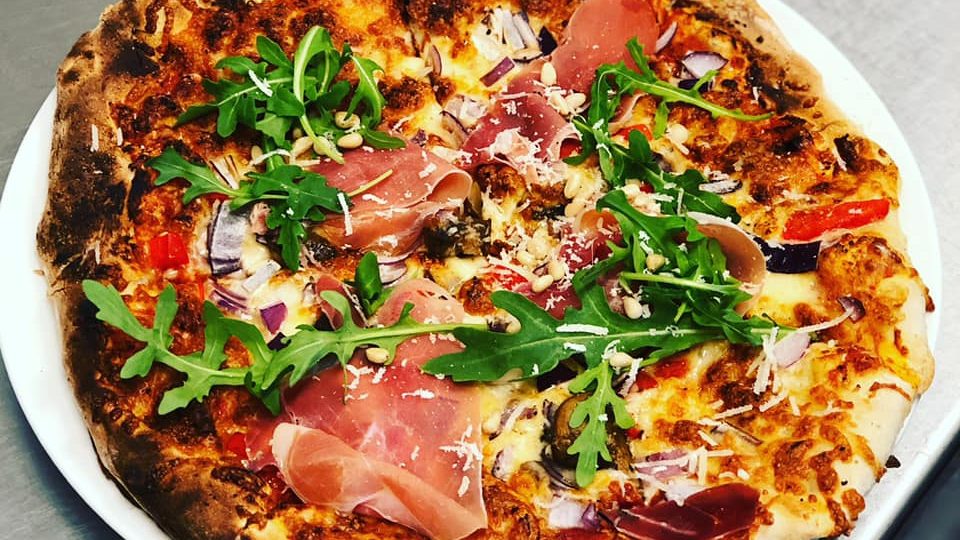 Korgfjellet Fjellstue-pizza-foto: Korgfjellet Fjellstue Pizza med spekeskinke og ruccula