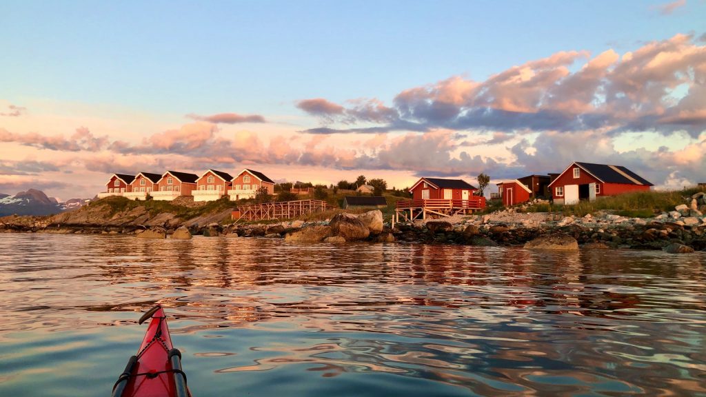 Kvarøy Sjøhus sett fra kajakk i kveldssol