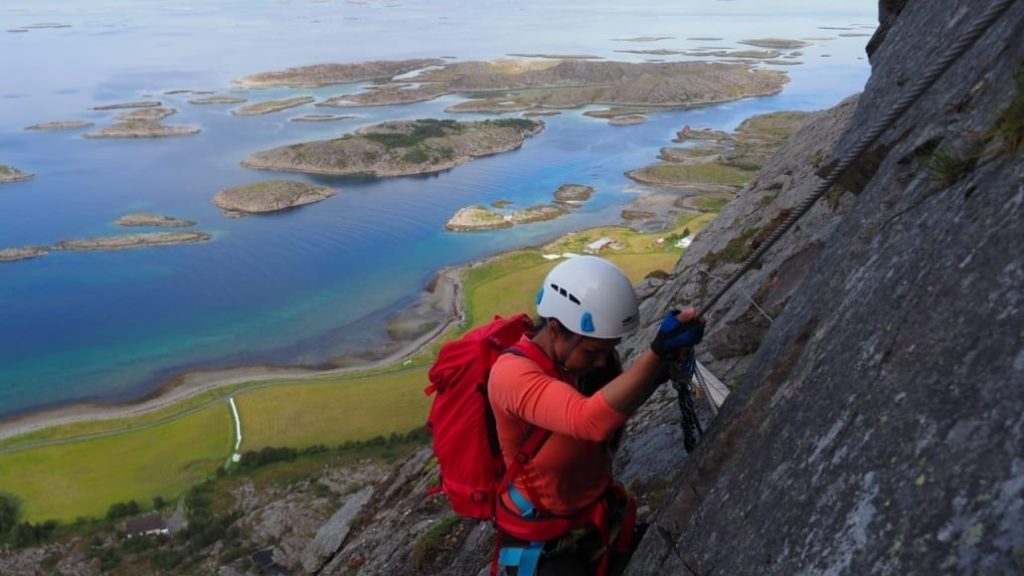 Ravnfloget Via Ferrata med utsikt over øyriket