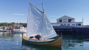 Det gode sommerlivet på Ylvingen, her er venner på tur i Nordlandsbåt med seil