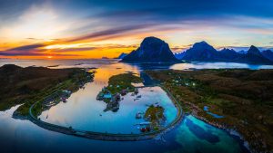 Panoramabilde fra luften over Støtt i solnedgang med fjell i bakgrunn