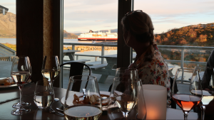 Torghatten Strandrestaurant med Hurtigruta som passerer