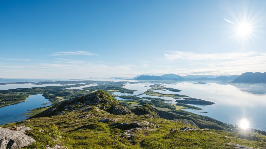 Utsikt fra toppen av Torghatten mot Brønnøy og Brønnøysund en tidlig sommermorgen