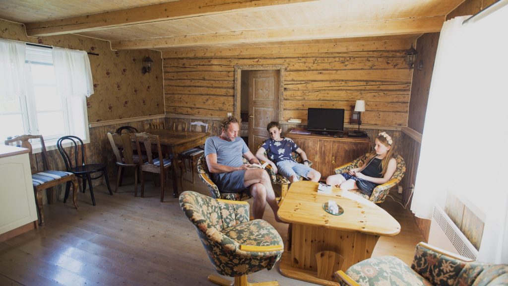 Familie sitter i et eldre nordlandshus i stuen