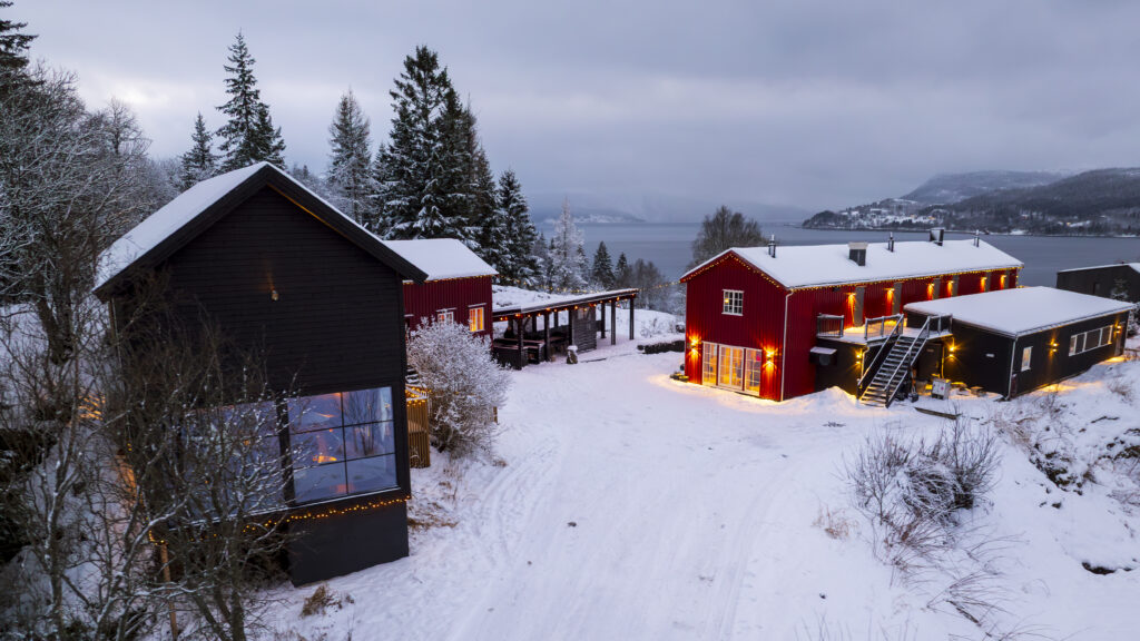 Vinter og julestemning utenfor restauranten Til Elise