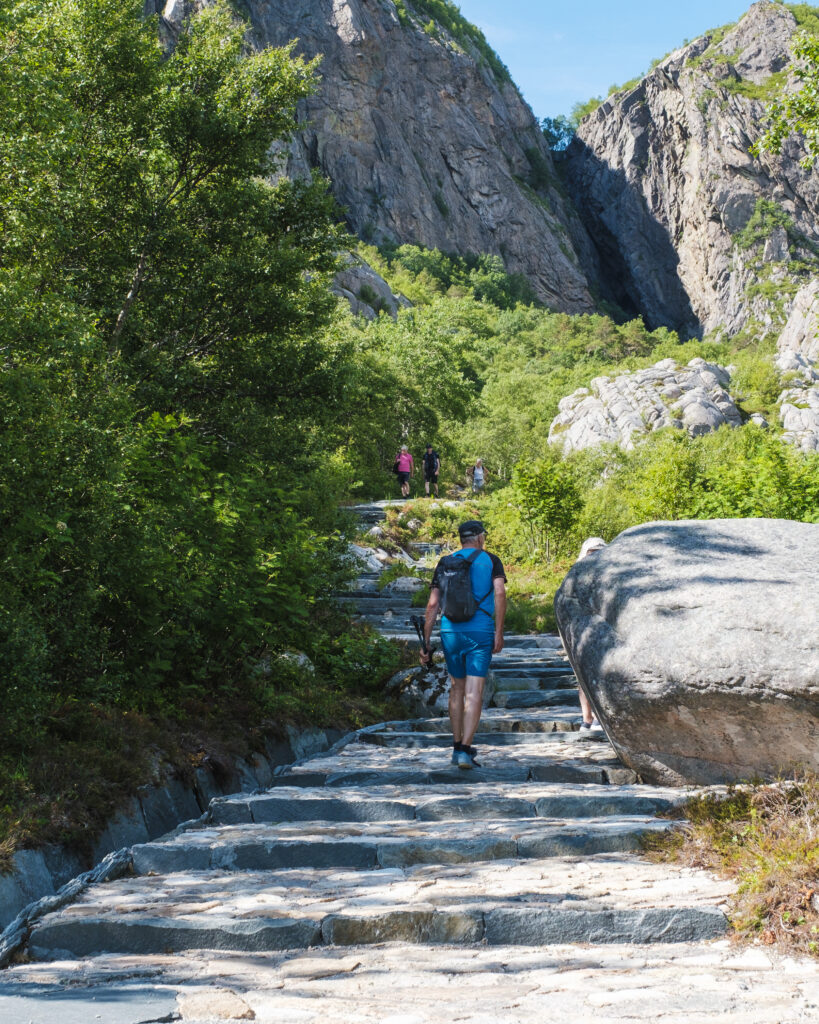 Turstien og trappene opp til fjellet Torghatten