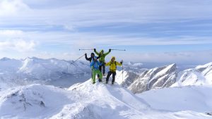 Gruppe på topptur på ski, høyt på fjellet i Meløy