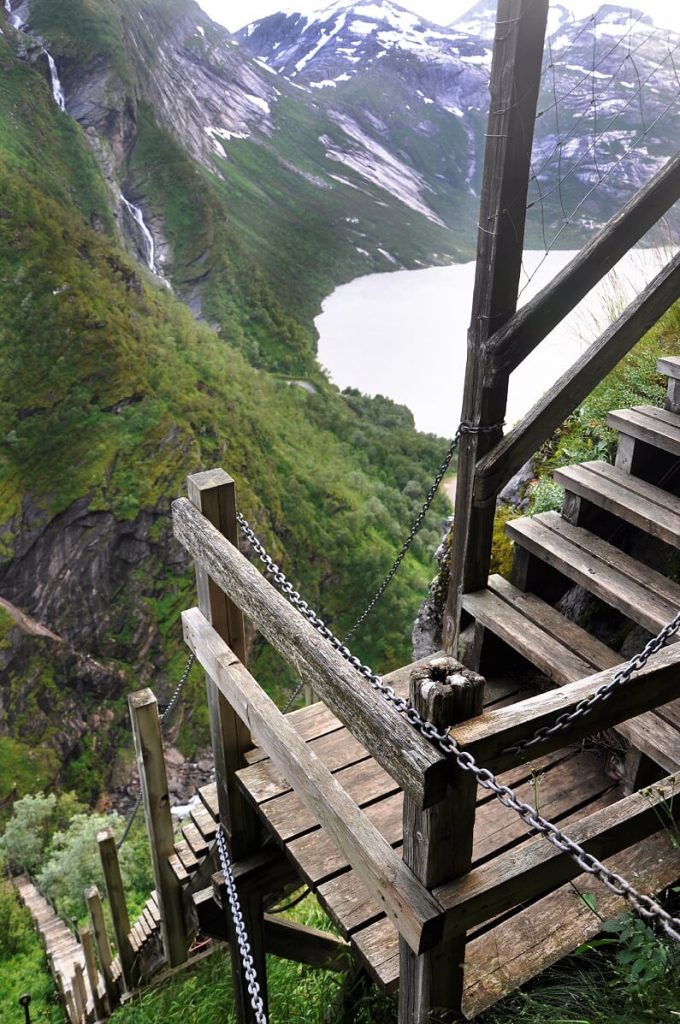 Bildet er tatt et godt stykke oppi Fykantrappa i Meløy, med utsikt over den bratte trappa nedover i landskapet