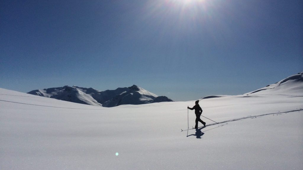 Skigåer i urørt snø på fjellet