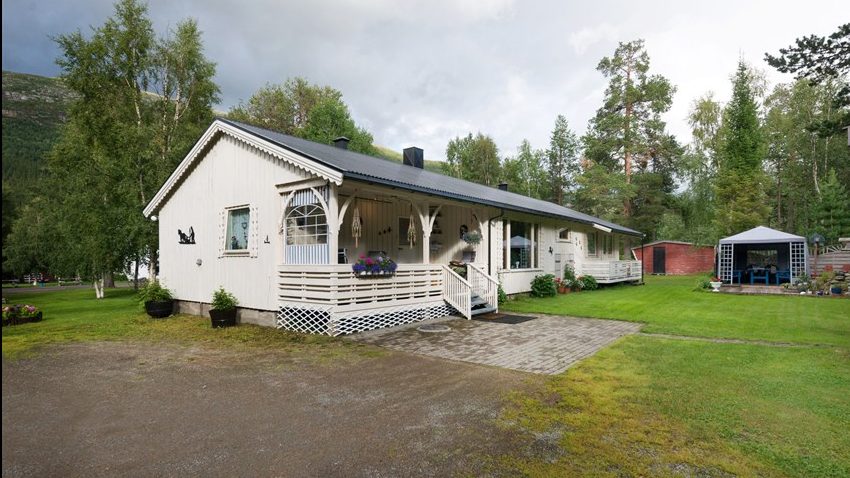 Krokstrand Fjellpark-feriebolig-foto-Krokstrand Fjellpark Hvit feriebolig med hage rundt