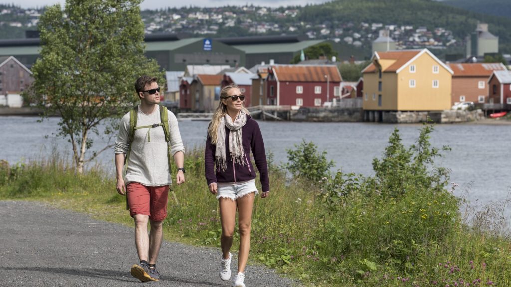 På tur fra Marsøra nærturområde i Mosjøen. gutt og jente går i lag, det er sommer og det renner ei elv rett ved siden av.