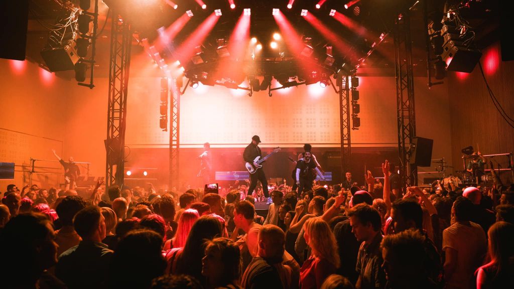 Meyergården Spektrum-Karpe konsert-foto-Scandic Meyergården Carpe Diem på scenen med masse publikum foran
