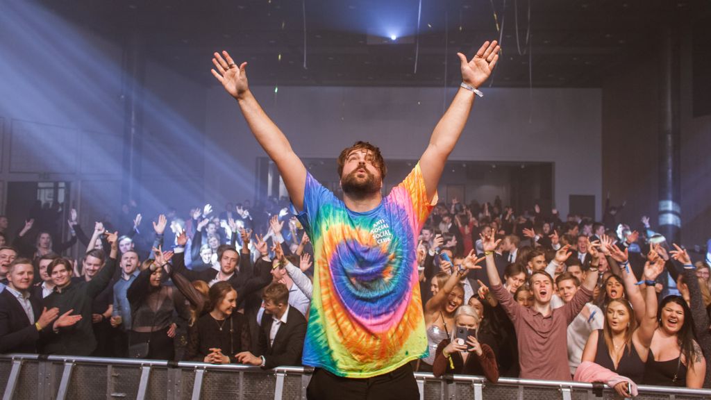 Meyergården Spektrum-Ramona By Night 2019 CLMD-foto-Scandic Meyergården CLMD på scenen med publikum i bakgrunn