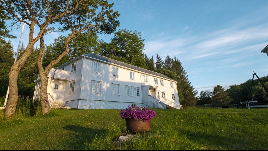 Røssøygården-lurøy-foto-Kristoffer Møllevik/Visit Helgeland Røssøygården hovedhus fra utsiden