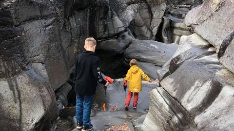 Silforsen jettegryter-foto Krokstrand Fjellpark To barn som går i jettegryte