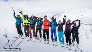 Glade folk på skitur sammen med naturlige Helgeland.
