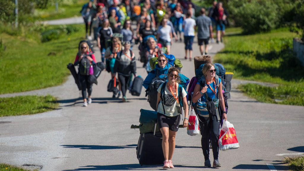 Folk som ankommer Træna bærende på bagasje