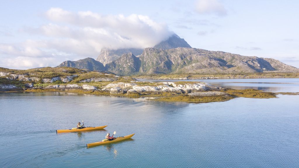 To kajakkpadlere på kajakktur i skjærgården rundt Dønna og Herøy en finværsdag på sommeren