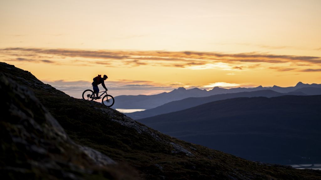 Terrengsyklist på fjellet en sommerkveld