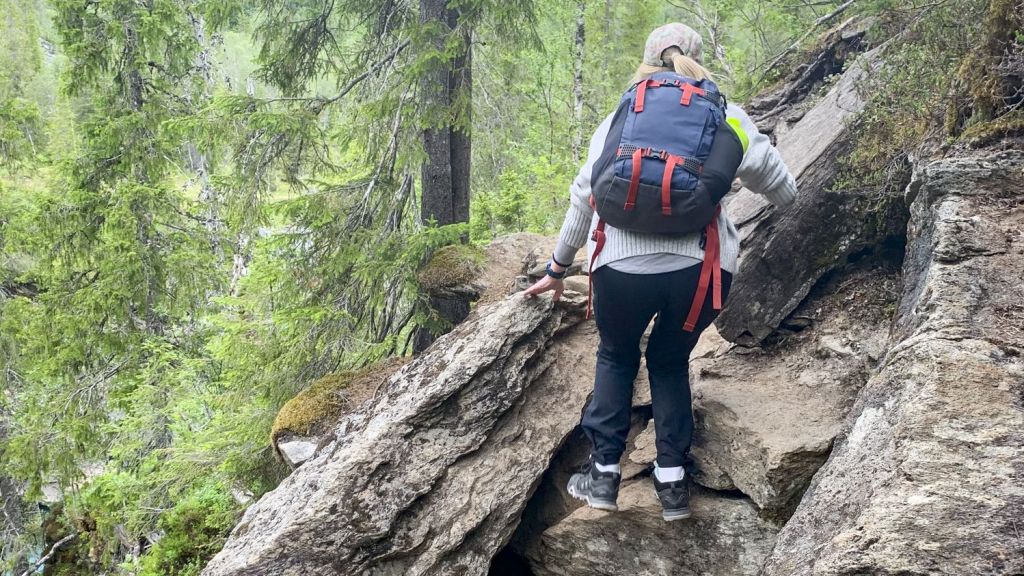 Turen til Marmorslottet går for det meste på en god skogssti, men enkelte partier er lite tilrettelagt og krever litt klyving.