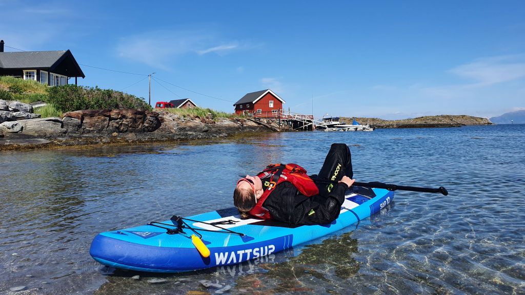 Lovund Utleie-SUP-foto-Gyda Winther-Visit Helgeland
