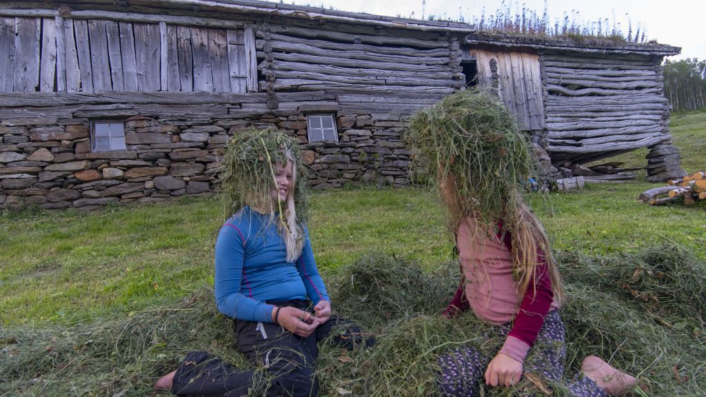 Bredek Fjellgård i Rana med to jenter i forgrunnen.