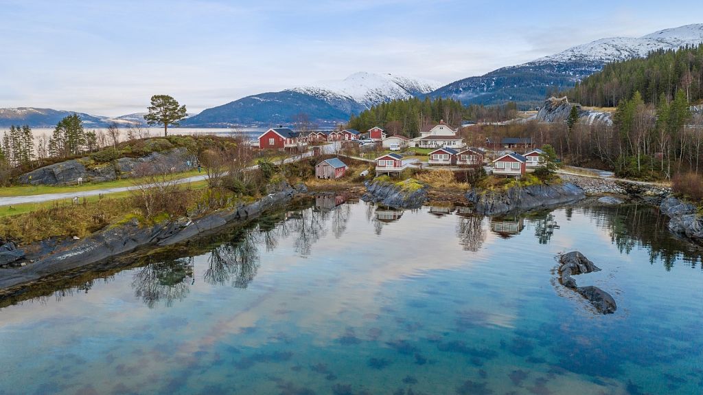 Yttervik Camping sett fra lufta med blikkstille vann forann