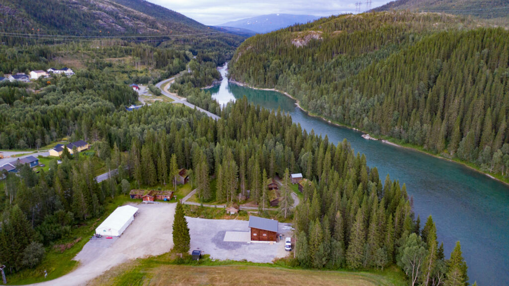 Dronefoto av Grane bygdetun ovenfra