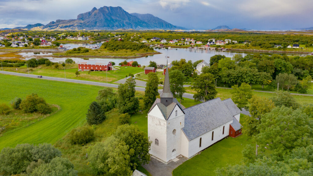 Dronefoto av Herøy bygdesamling sett ovenfra