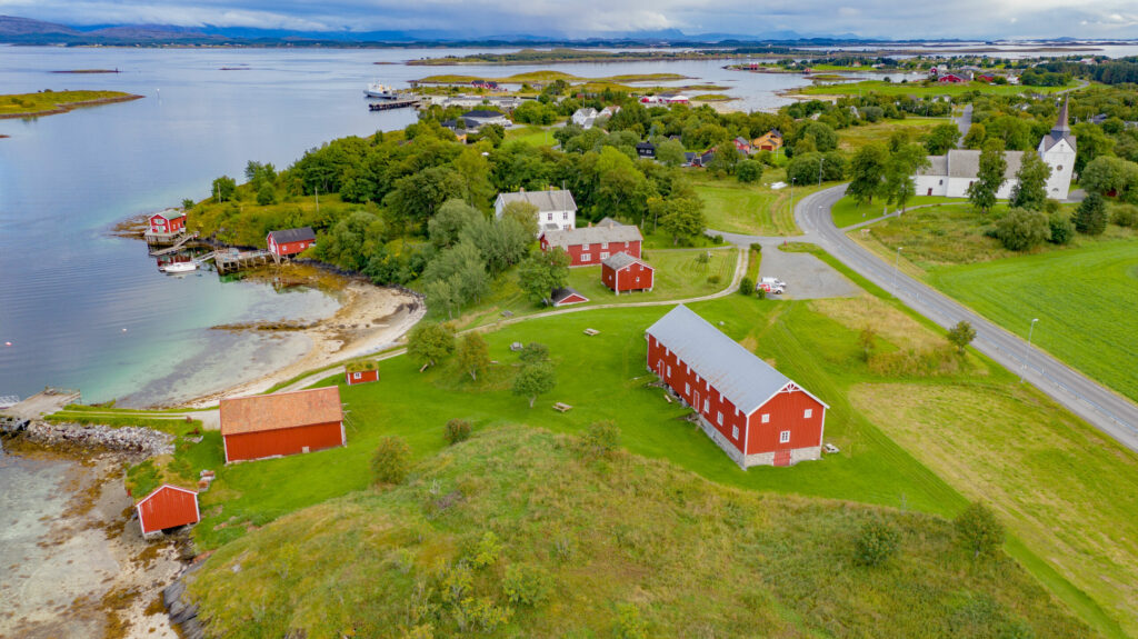 Dronefoto av Herøy bygdesamling sett ovenfra
