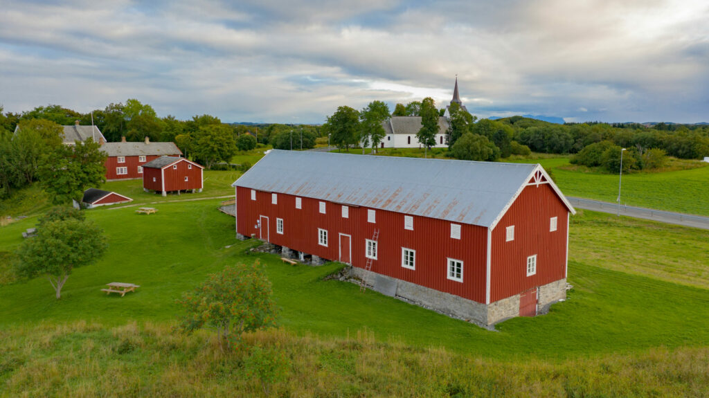 Dronefoto av Herøy bygdesamling sett ovenfra