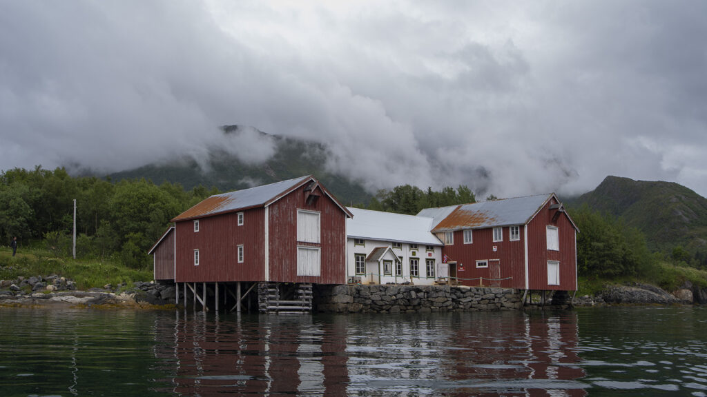 Falch Gamle Handelssted sett fra havet en gråværsdag