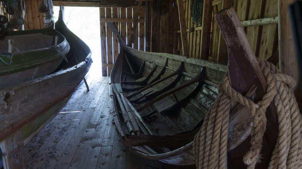 Nordlandsbåter i naust hos Velfjord museum