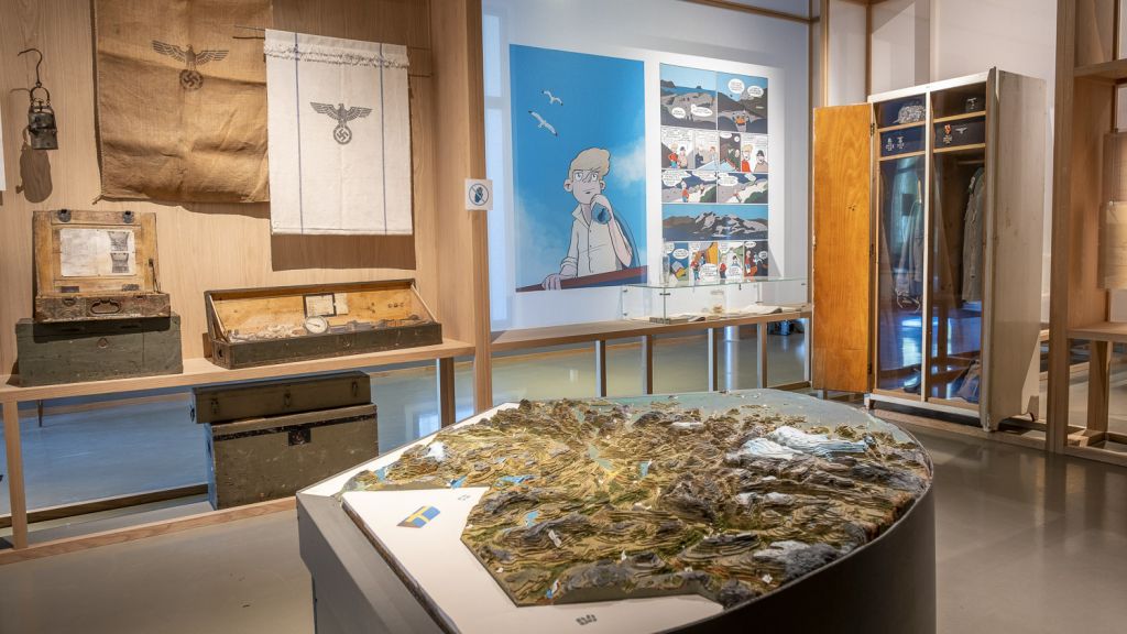 Utstilling på Grønsvik kystfort med tredimensjonelt kart, gjenstander og tegneserie med krigshistorie
