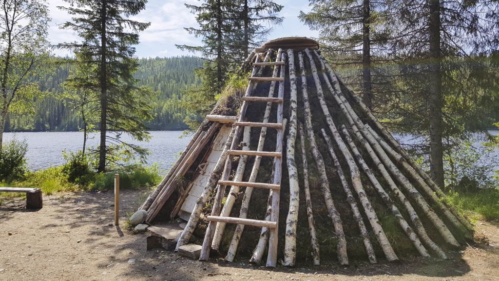 En kåte, eller gamme, som er en del av den tradisjonelle samiske boplassen du kan besøke ved Velfjord bygdetun